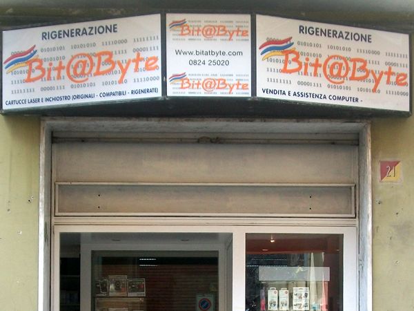 Insegna del negozio di informatica Bit@Byte di Russo Gabriele
